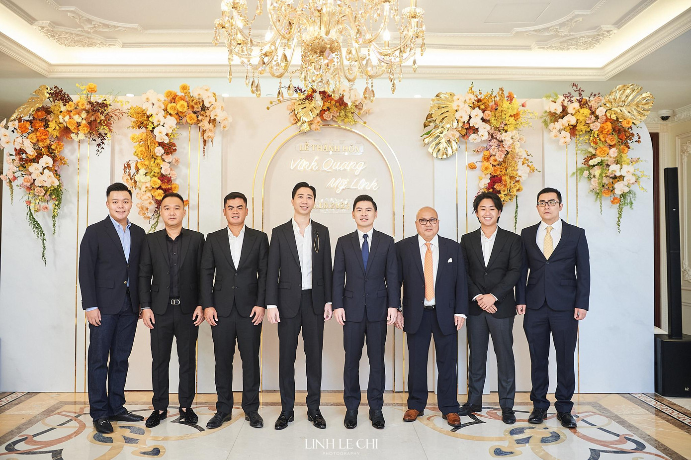 Chú rể cùng đại diện họ nhà trai diện trang phục vest bảnh bao, chuẩn bị sang nhà cô dâu.