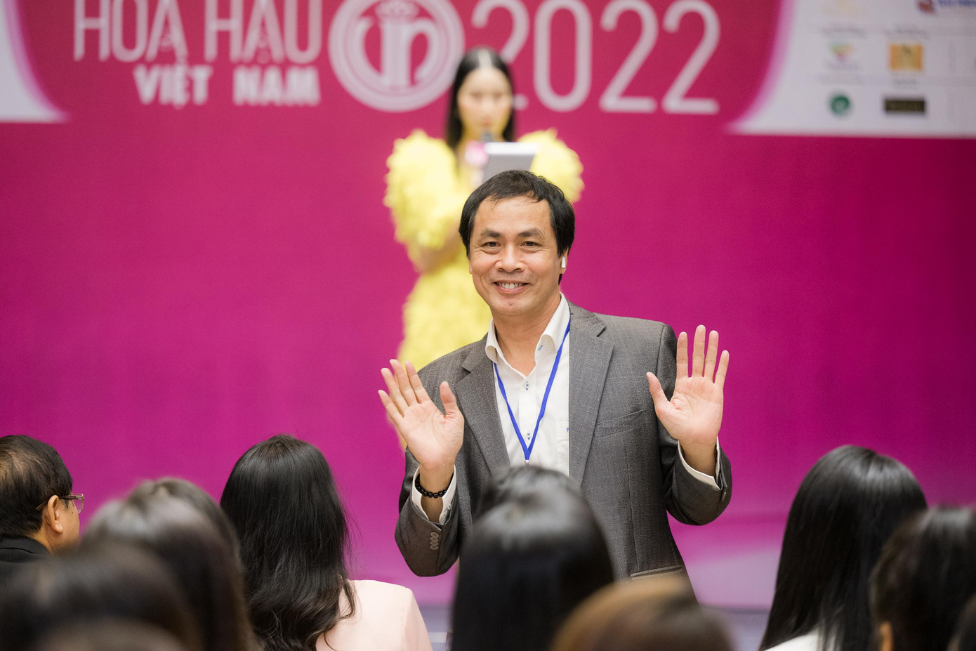 Nhà Thơ, nhà báo Hữu Việt gắn bó với Hoa hậu Việt Nam trong 20 năm qua với nhiều cương vị khác nhau như trưởng ban thư ký, thành viên ban giám khảo, Phó trưởng ban thường trực ban giám khảo. Ông cũng vừa đảm nhận vai trò trưởng ban giám khảo cuộc thi Hoa hậu Thế giới Việt Nam – Miss World Vietnam 2022.