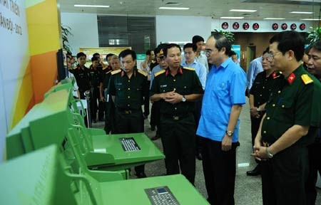 Hệ thống quản lý vùng trời VQ2 đã được Viettel nghiên cứu thử nghiệm thành công là một bước tiến lớn trong lĩnh vực công nghệ an ninh quốc phòng. Trong ảnh là Viện trưởng Viện Nghiên cứu Phát triển Viettel đang giới thiệu VQ2 với Phó thủ tướng Nguyễn Thiện Nhân