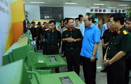 Hệ thống quản lý vùng trời VQ2 đã được Viettel nghiên cứu thử nghiệm thành công là một bước tiến lớn trong lĩnh vực công nghệ an ninh quốc phòng. Trong ảnh là Viện trưởng Viện Nghiên cứu Phát triển Viettel đang giới thiệu VQ2 với Phó thủ tướng Nguyễn Thiện Nhân