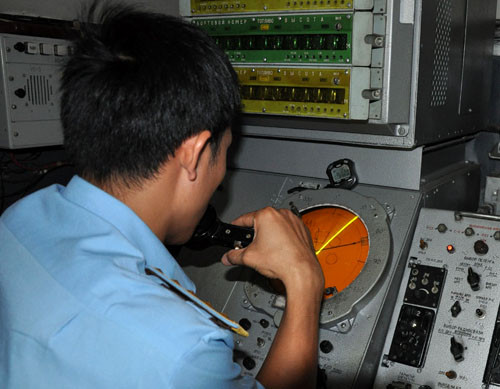 Theo dõi quá trình bay qua màn hình ra đa