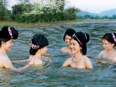 Một hình ảnh đẹp về thiếu nữ vùng cao tắm suối. Ảnh: Sưu tầm, có tính chất minh họa