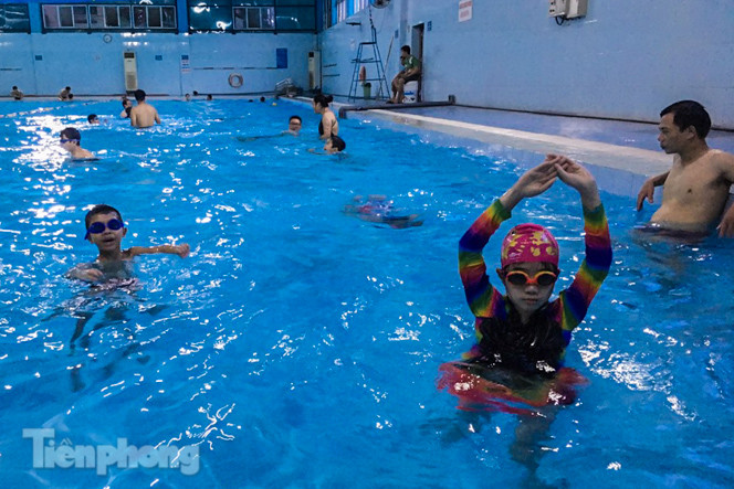 Nắng nóng 'bỏng da', người dân tìm đến các bể bơi, hồ bơi giải nhiệt ảnh 3