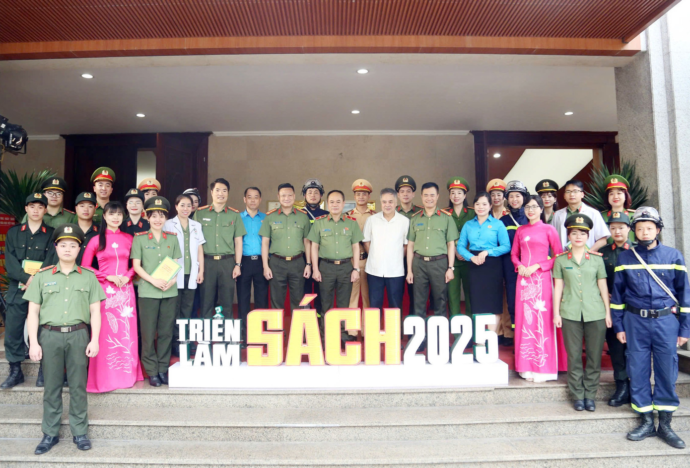 Ban Giám đốc Công an TP Hà Nội cùng cán bộ, chiến sĩ chụp ảnh. Ban Giám đốc Công an TP Hà Nội cùng cán bộ, chiến sĩ chụp ảnh.