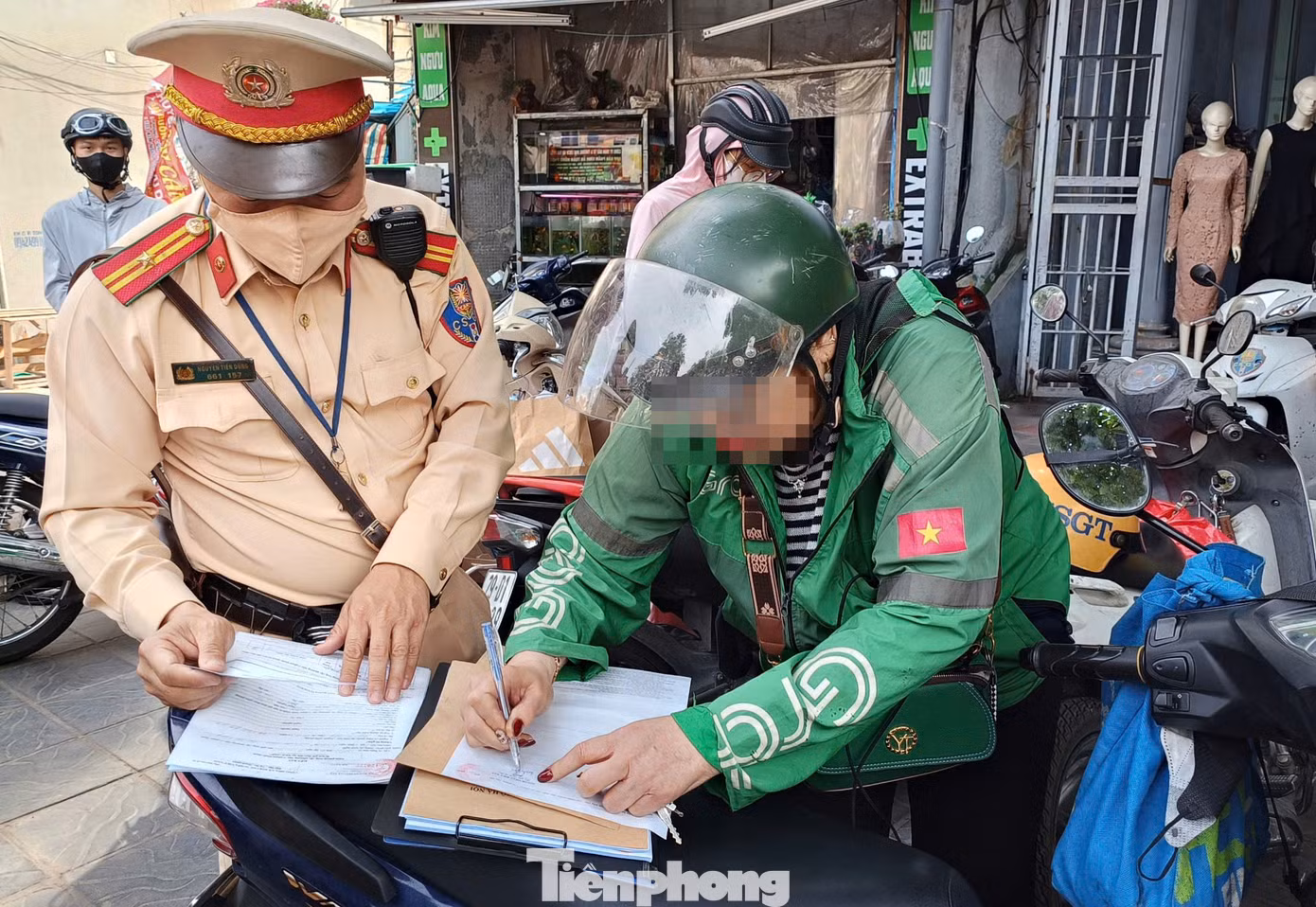 Chị V. cho biết lý do mình đi ngược chiều là "khách đang hẹn đón" nên vội quá. "Tôi biết hành vi đi ngược chiều của mình là sai và sau lần này sẽ rút kinh nghiệm" - Chị V. nói. Ảnh: Thanh Hà