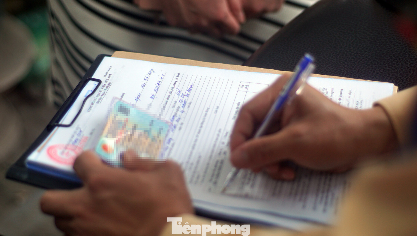 Còn anh D. cho biết do vội quá nên không chú ý biển báo và đi ngược chiều ở đoạn đường trên. "Lần sau tôi sẽ chú ý biển báo hơn" - anh D. chia sẻ. Ảnh: Thanh Hà Còn anh D. cho biết do vội quá nên không chú ý biển báo và đi ngược chiều ở đoạn đường trên. "Lần sau tôi sẽ chú ý biển báo hơn" - anh D. chia sẻ. Ảnh: Thanh Hà