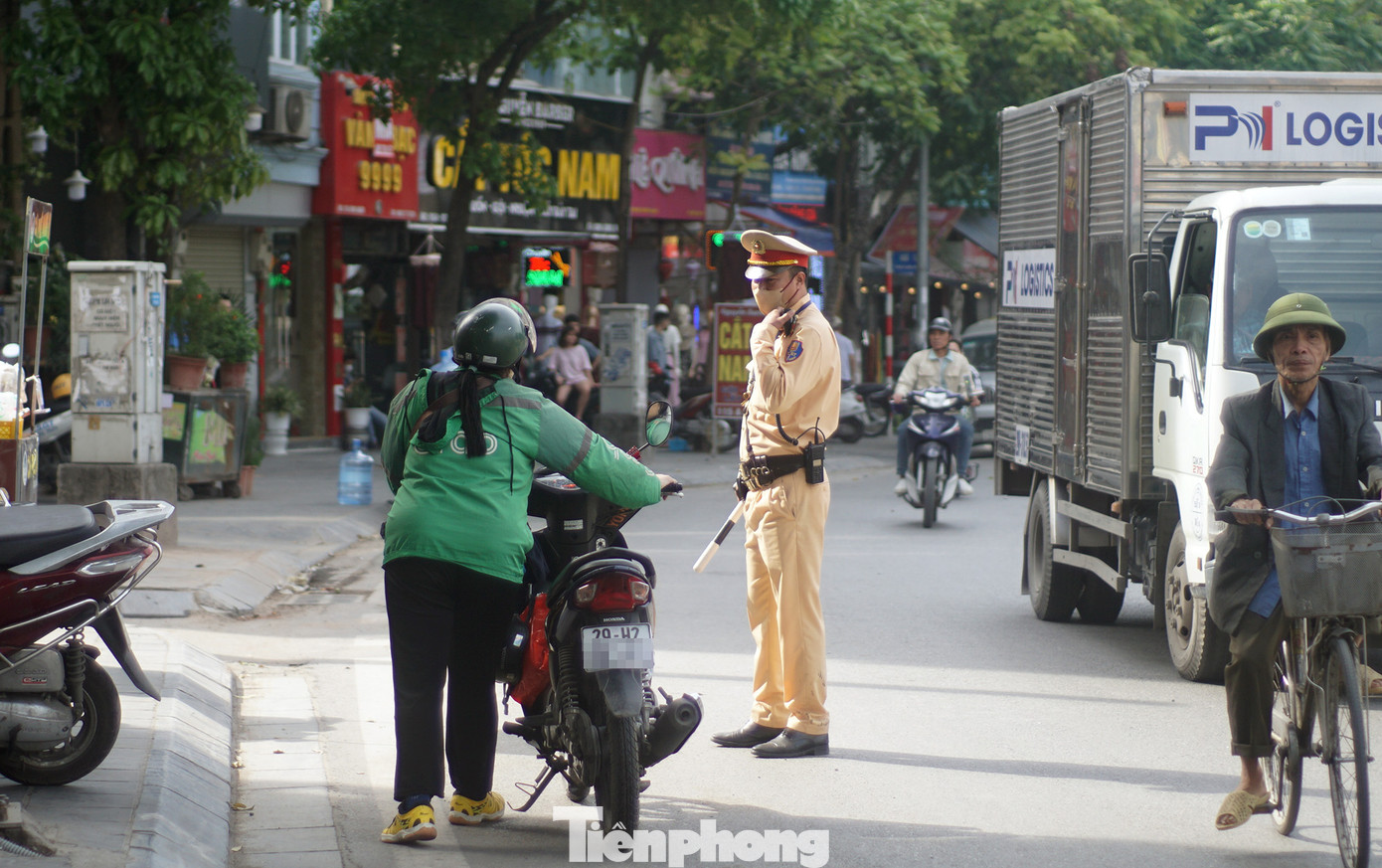 Khoảng 8h40, tổ công tác phát hiện chị V - tài xế xe ôm công nghệ đi ngược chiều nên ra hiệu lệnh dừng xe kiểm tra. Tuy nhiên, khi thấy lực lượng CSGT, nữ tài xế đã quay đầu xe bỏ chạy. Ảnh: Thanh Hà Khoảng 8h40, tổ công tác phát hiện chị V - tài xế xe ôm công nghệ đi ngược chiều nên ra hiệu lệnh dừng xe kiểm tra. Tuy nhiên, khi thấy lực lượng CSGT, nữ tài xế đã quay đầu xe bỏ chạy. Ảnh: Thanh Hà