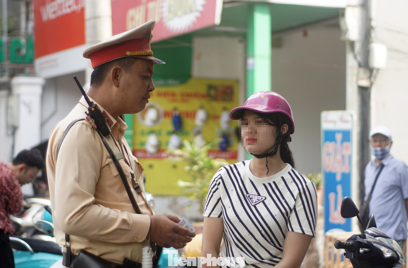 Nhằm nâng cao ý thức chấp hành pháp luật và giữ gìn trật tự, an toàn giao thông trên địa bàn, lực lượng Cảnh sát giao thông Hà Nội tập trung xử lý nghiêm các hành vi vi phạm như đi ngược chiều, điều khiển phương tiện đi trên vỉa hè - đây những hành vi không chỉ nguy hiểm mà còn gây bức xúc trong dư luận. Ảnh: Thanh Hà Nhằm nâng cao ý thức chấp hành pháp luật và giữ gìn trật tự, an toàn giao thông trên địa bàn, lực lượng Cảnh sát giao thông Hà Nội tập trung xử lý nghiêm các hành vi vi phạm như đi ngược chiều, điều khiển phương tiện đi trên vỉa hè - đây những hành vi không chỉ nguy hiểm mà còn gây bức xúc trong dư luận. Ảnh: Thanh Hà