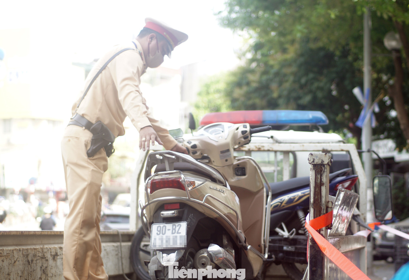 Điều đáng nói, trong số các trường hợp bị phát hiện có rất nhiều tài xế xe ôm công nghệ. Trong thời gian ngắn, tổ công tác phát hiện, xử lý 5 trường hợp vi phạm. Đối với các hành vi vi phạm nêu trên, tài xế xe máy sẽ bị xử phạt từ 4-6 triệu đồng, trừ 2 điểm giấy phép lái xe. Ảnh: Thanh Hà Điều đáng nói, trong số các trường hợp bị phát hiện có rất nhiều tài xế xe ôm công nghệ. Trong thời gian ngắn, tổ công tác phát hiện, xử lý 5 trường hợp vi phạm. Đối với các hành vi vi phạm nêu trên, tài xế xe máy sẽ bị xử phạt từ 4-6 triệu đồng, trừ 2 điểm giấy phép lái xe. Ảnh: Thanh Hà