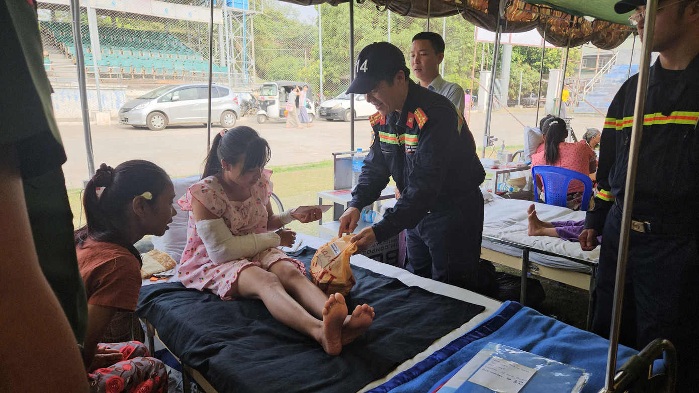 Đoàn cứu nạn thăm hỏi các nạn nhân bị ảnh hưởng trong vụ động đất. Ảnh: Lê Hoàng
