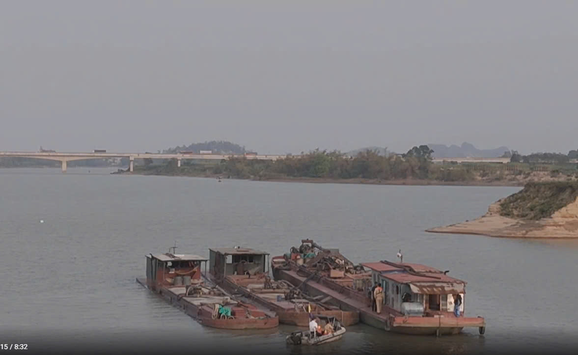 Các thuyền khai thác cát.