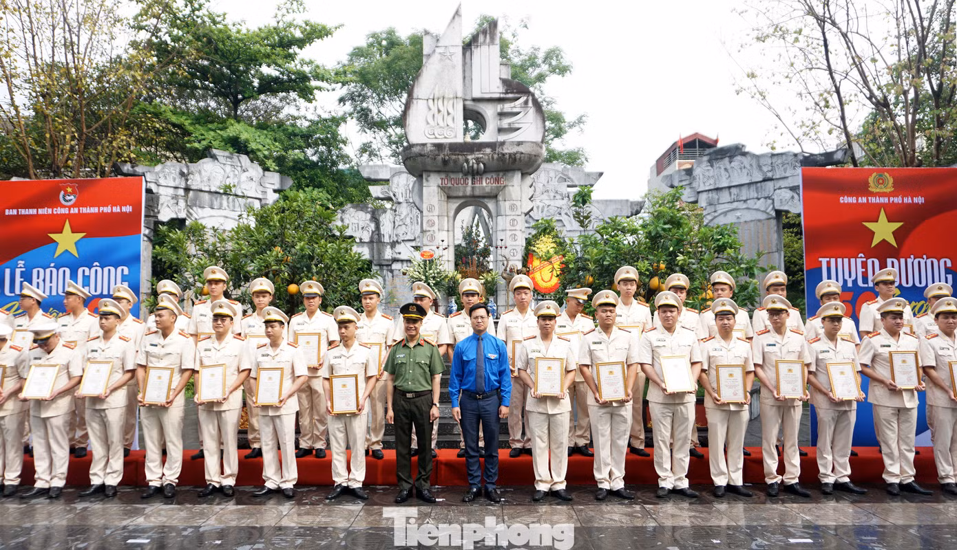 Hướng tới kỷ niệm 80 năm Ngày truyền thống Công an nhân dân Việt Nam, 20 năm Ngày hội toàn dân bảo vệ An ninh Tổ quốc; thiết thực chào mừng kỷ niệm 50 năm Ngày Giải phóng miền Nam, thống nhất đất nước (30/4/1975-30/4/2025), ngày 25/4, tại Đài tưởng niệm các Anh hùng liệt sĩ Trường Sơn (QL6, Yên Nghĩa, Hà Đông, Hà Nội), Công an TP Hà Nội đã tổ chức lễ dâng hương, báo công và tuyên dương 50 gương thanh niên tiên tiến làm theo lời Bác.