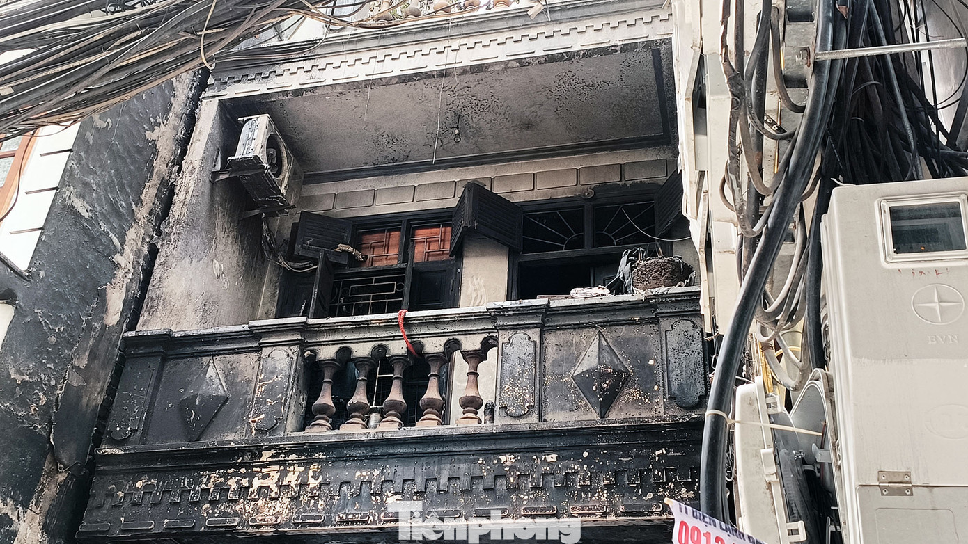 Mặt trước tầng 2 ngôi nhà chuyển thành màu đen do tác động của ngọn lửa. Ảnh: Thanh Hà