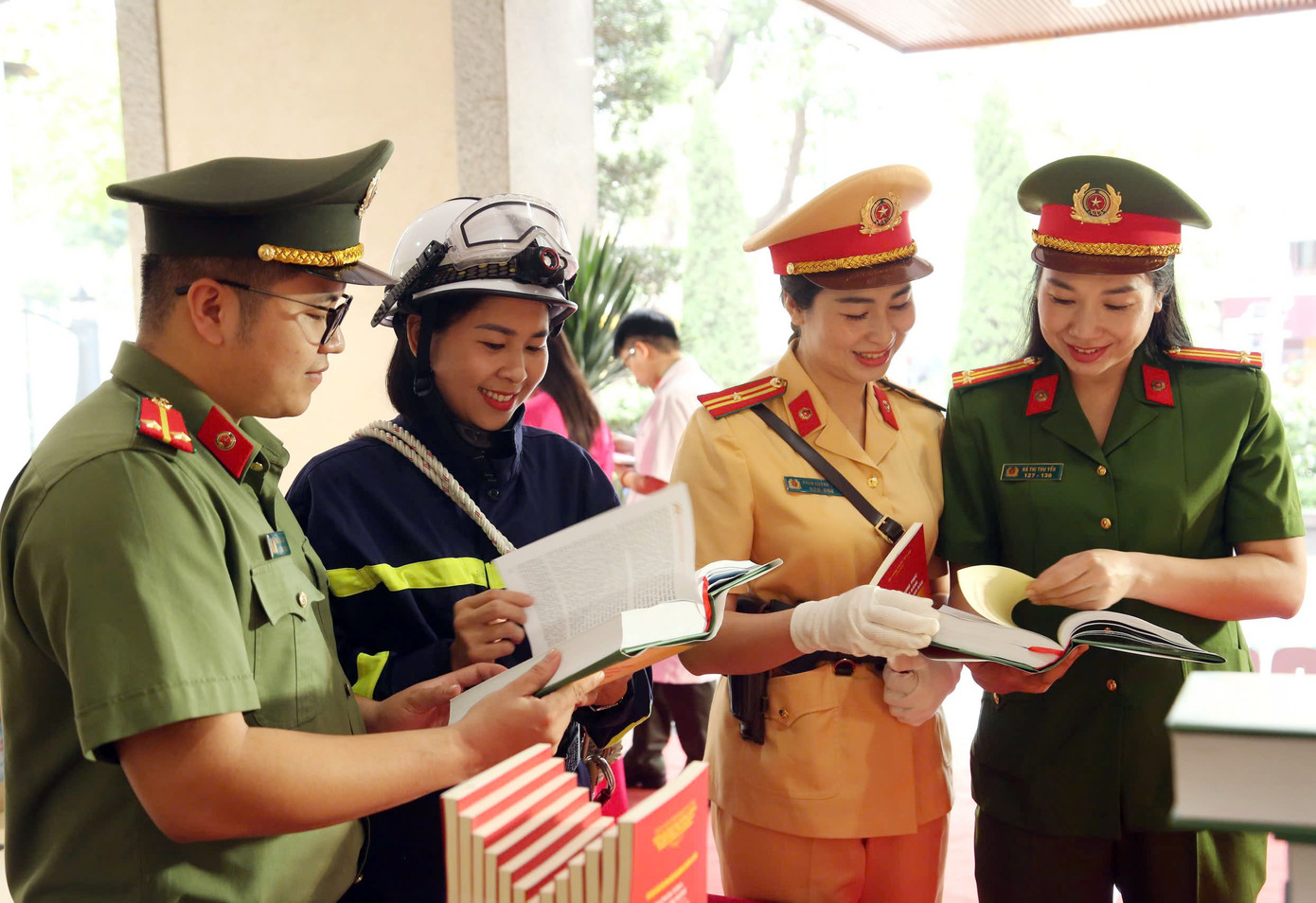 Các cán bộ, chiến sĩ dự Hội nghị. Các cán bộ, chiến sĩ dự Hội nghị.