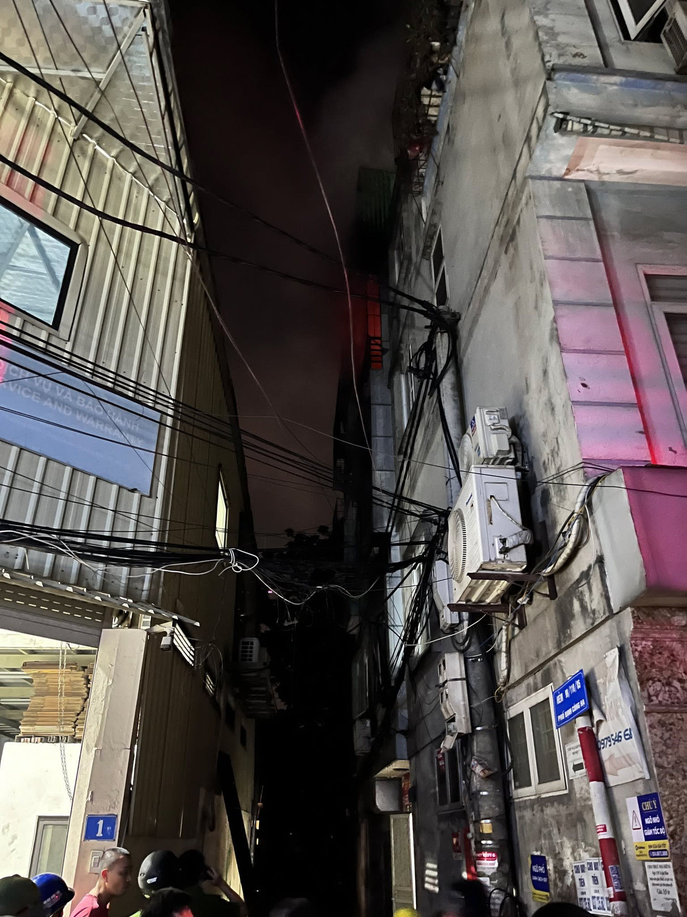 Ngôi nhà xảy ra hỏa hoạn nằm sâu trong ngõ.