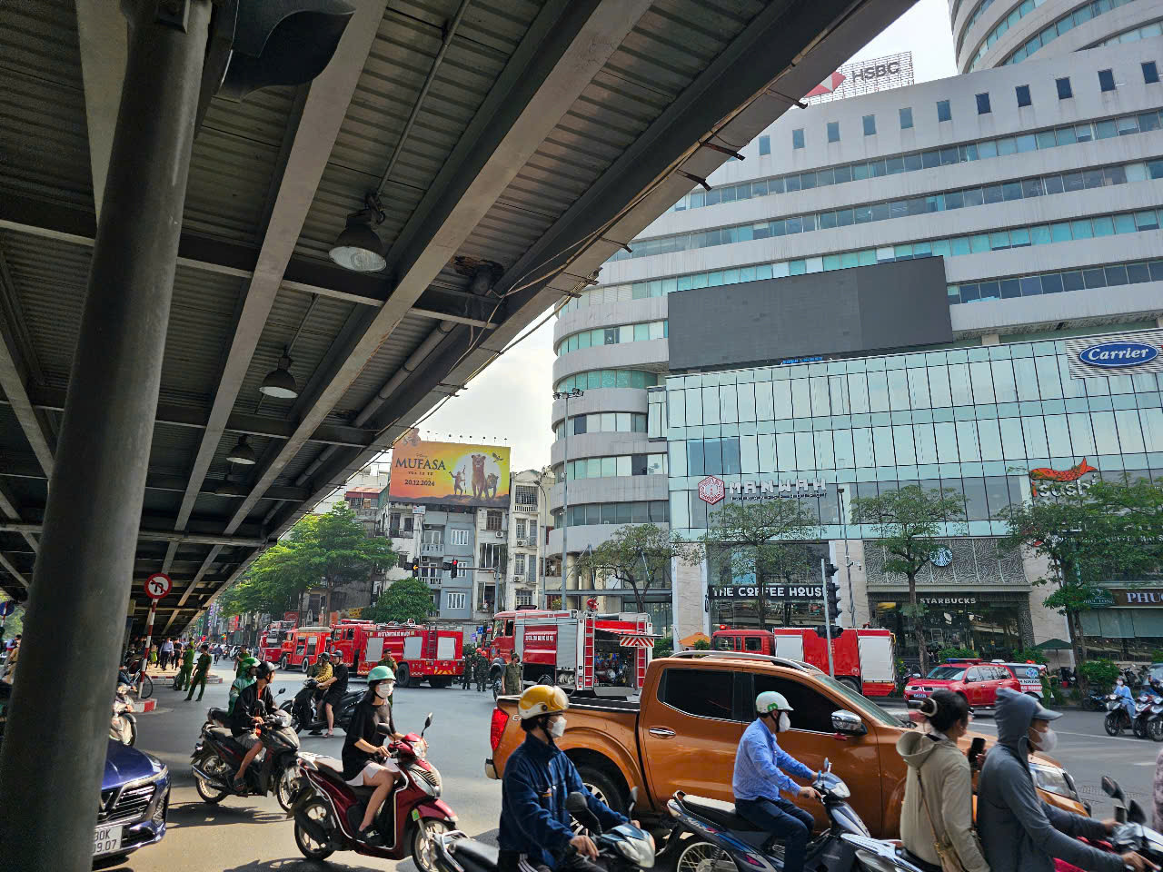 Xe chữa cháy bên ngoài tòa nhà.