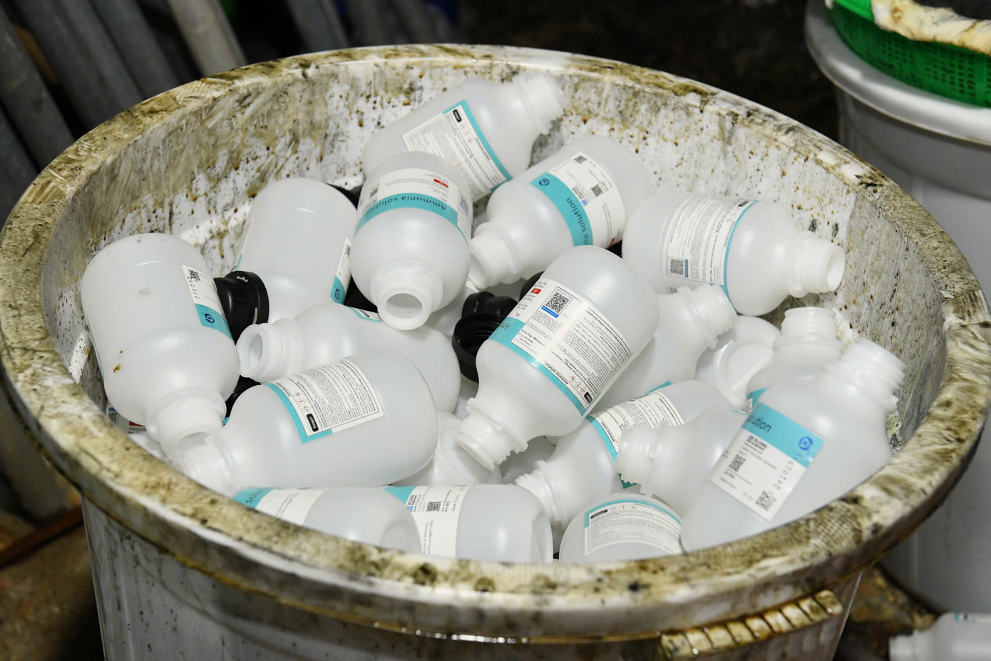 Hàng loạt thùng đựng hóa chất ở khu xưởng. Hàng loạt thùng đựng hóa chất ở khu xưởng.