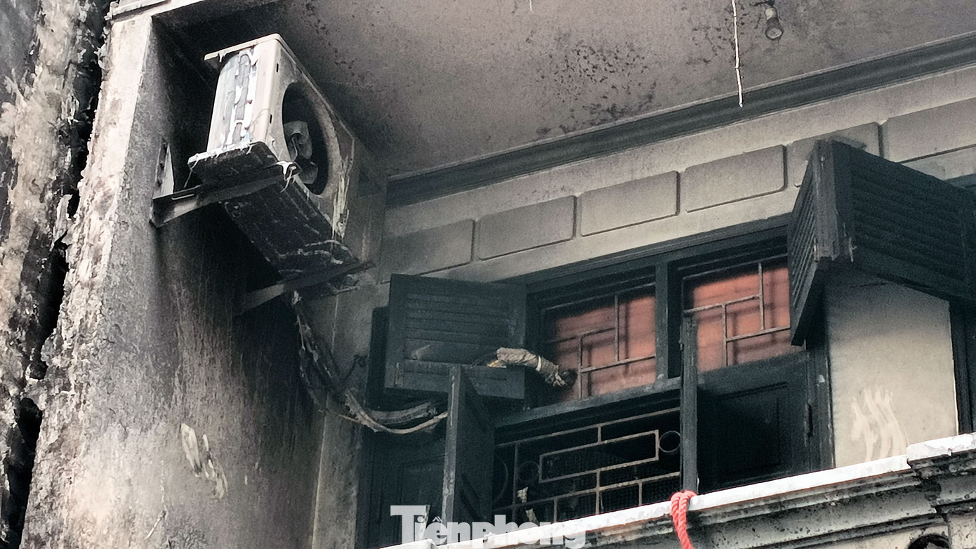 Đồ đạc bên trong tầng 1 ngôi nhà bị thiêu rụi. Đây cũng là nơi chủ nhà để vàng mã bán. Ảnh: Thanh Hà