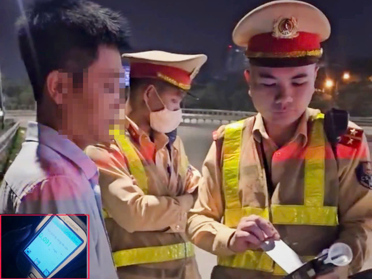 Nam tài xế xe khách bị CSGT phát hiện vi phạm nồng độ cồn.