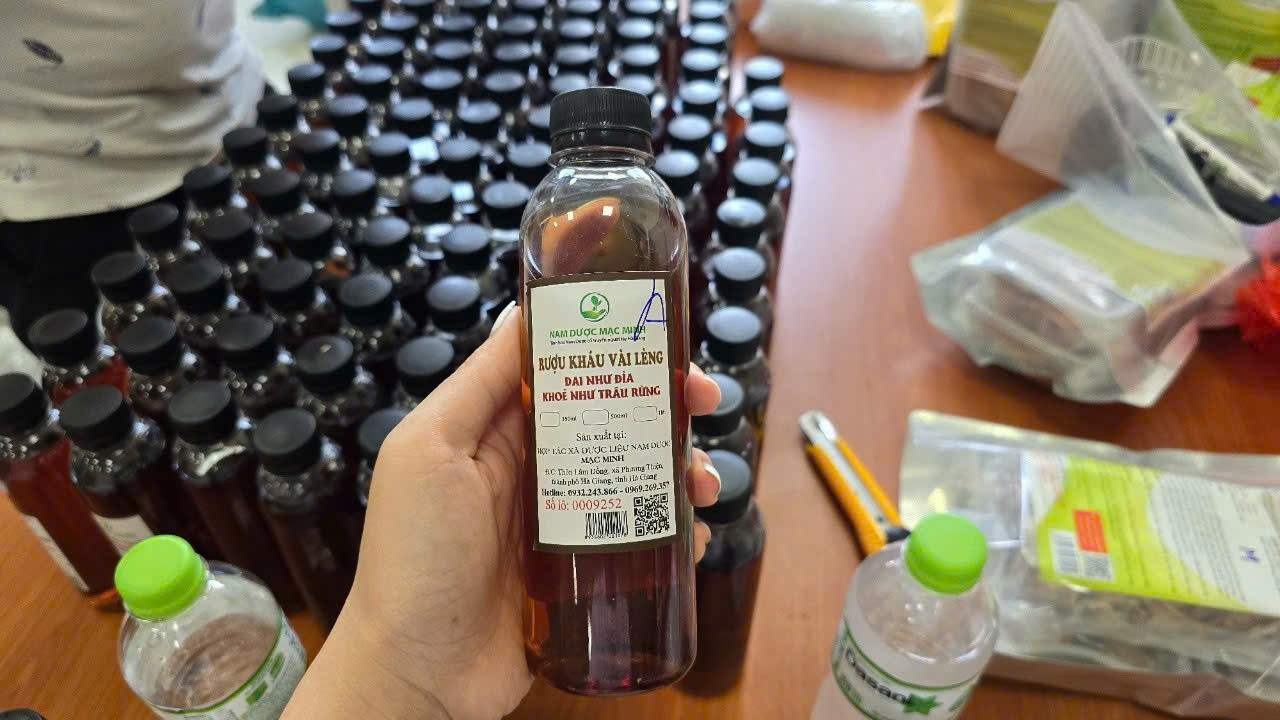 Chai rượu Kháu Vài Lèng thu giữ của các đối tượng. Chai rượu Kháu Vài Lèng thu giữ của các đối tượng.