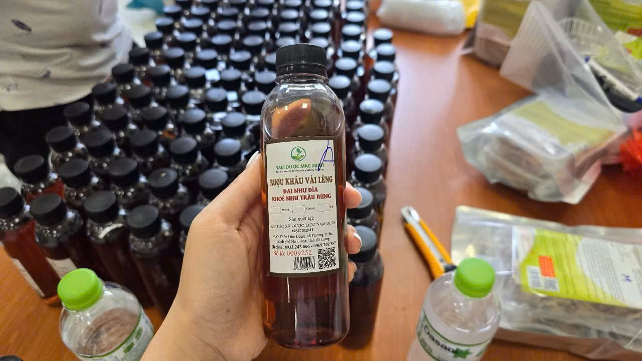Chai rượu Kháu Vài Lèng thu giữ của các đối tượng. Chai rượu Kháu Vài Lèng thu giữ của các đối tượng.