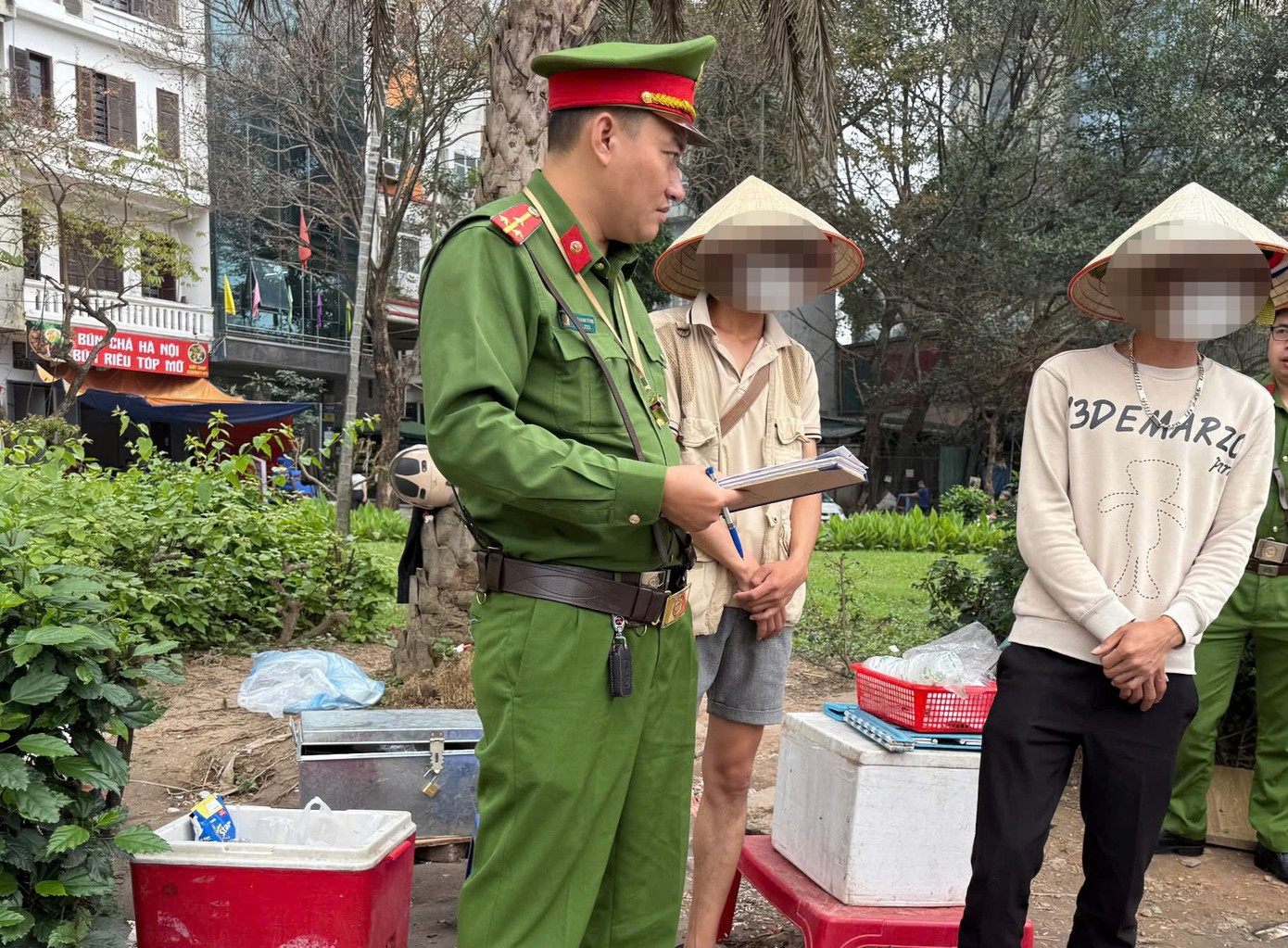 Công an phường Trung Hòa giải tỏa nơi bị lấn chiếm bán hàng.