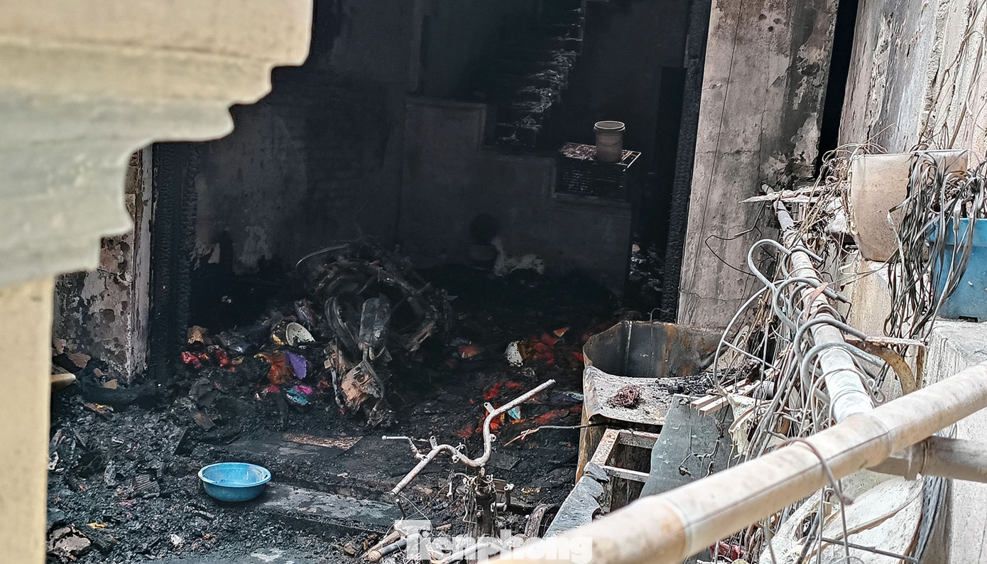 Xe máy ngoài sân cháy trơ khung sau vụ hỏa hoạn. Ảnh: Thanh Hà