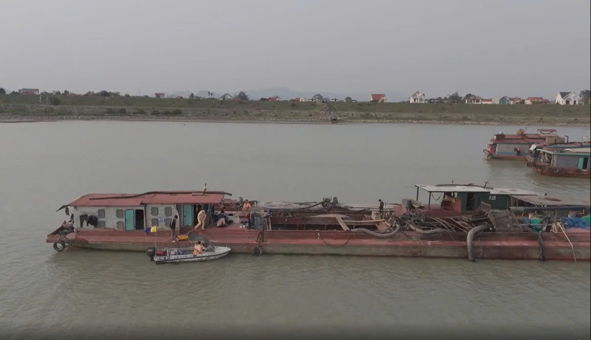 Các thuyền khai thác cát.