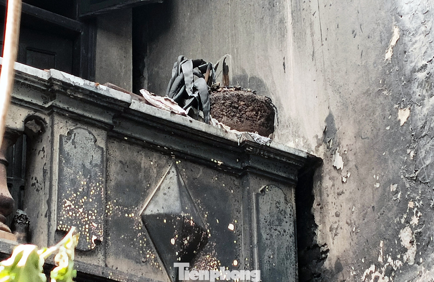 Đồ đạc bên trong tầng 1 ngôi nhà bị thiêu rụi. Đây cũng là nơi chủ nhà để vàng mã bán. Ảnh: Thanh Hà