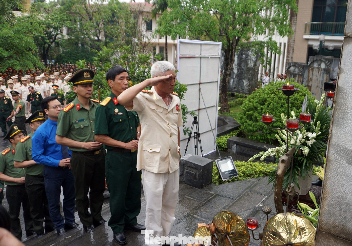 Tại buổi lễ, Ban Tổ chức đã tiến hành nghi lễ dâng hoa, dâng hương tưởng niệm các Anh hùng liệt sĩ; trao tặng quà cho 25 thương binh, cựu chiến binh từng tham gia Chiến dịch Hồ Chí Minh lịch sử và các em học sinh có hoàn cảnh khó khăn trên địa bàn Thủ đô.
