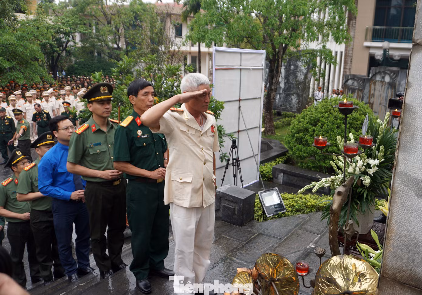 Tại buổi lễ, Ban Tổ chức đã tiến hành nghi lễ dâng hoa, dâng hương tưởng niệm các Anh hùng liệt sĩ; trao tặng quà cho 25 thương binh, cựu chiến binh từng tham gia Chiến dịch Hồ Chí Minh lịch sử và các em học sinh có hoàn cảnh khó khăn trên địa bàn Thủ đô.