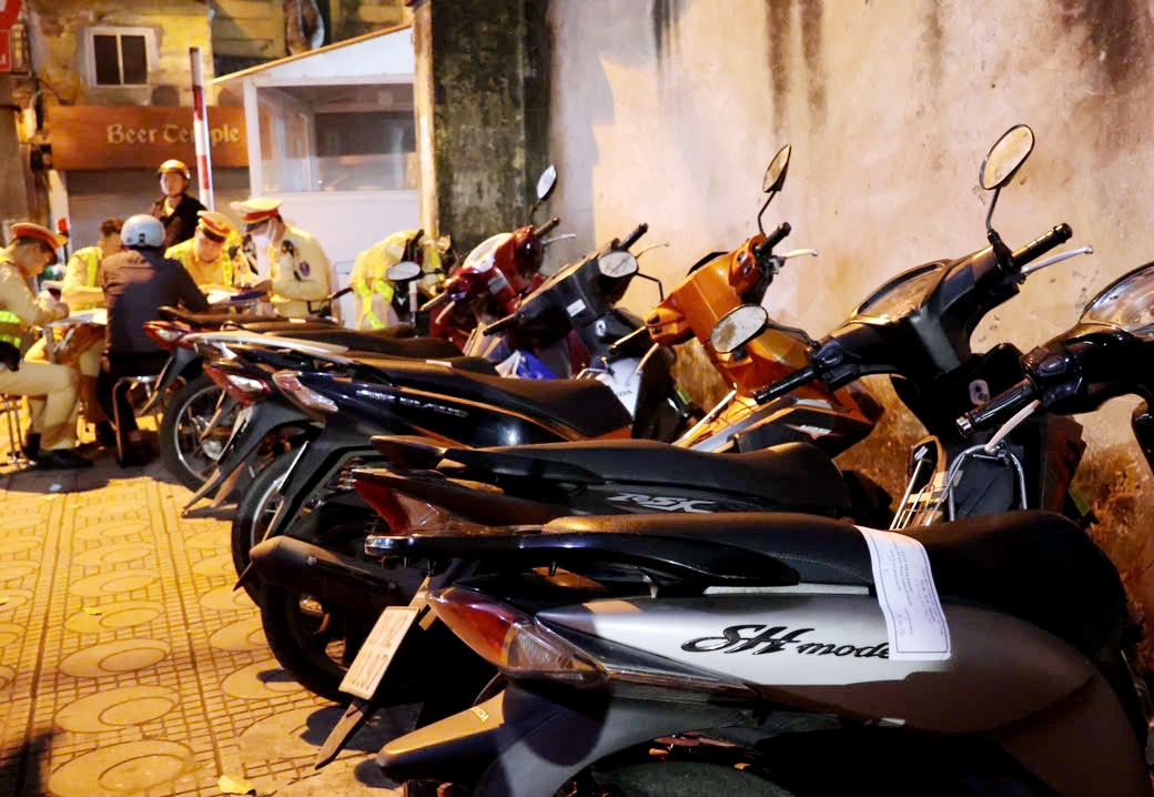 Khoảng 10 phương tiện bị tổ công tác tạm giữ.