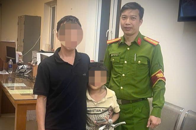 Người thân đến đón cháu bé. Người thân đến đón cháu bé.