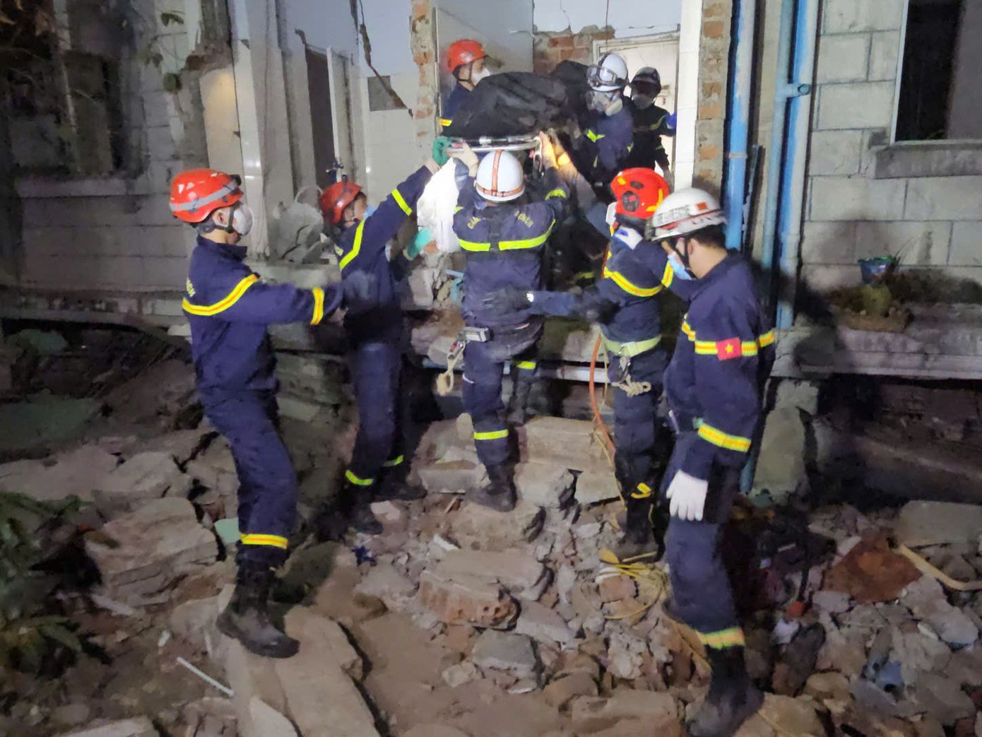 Thi thể bé trai 10 tuổi được đưa ra ngoài. Ảnh: Lê Hoàng. Thi thể bé trai 10 tuổi được đưa ra ngoài. Ảnh: Lê Hoàng.