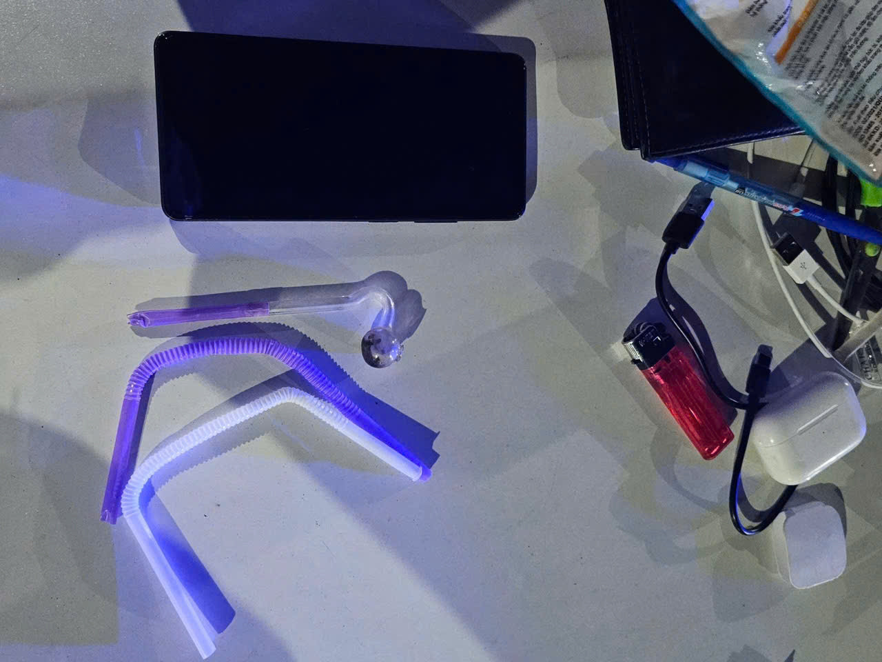 Dụng cụ sử dụng ma túy đá của tài xế xe tải.