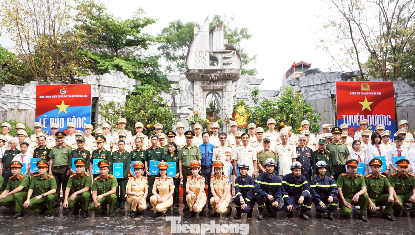 Hướng tới kỷ niệm 80 năm Ngày truyền thống Công an nhân dân Việt Nam, 20 năm Ngày hội toàn dân bảo vệ An ninh Tổ quốc; thiết thực chào mừng kỷ niệm 50 năm Ngày Giải phóng miền Nam, thống nhất đất nước (30/4/1975-30/4/2025), ngày 25/4, tại Đài tưởng niệm các Anh hùng liệt sĩ Trường Sơn (QL6, Yên Nghĩa, Hà Đông, Hà Nội), Công an TP Hà Nội đã tổ chức lễ dâng hương, báo công và tuyên dương 50 gương thanh niên tiên tiến làm theo lời Bác.