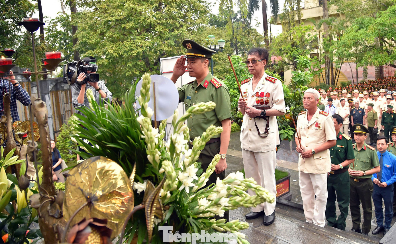 Đại tá Nguyễn Ngọc Quyền - Phó Giám đốc Công an TP Hà Nội dâng hương tại Đài tưởng niệm các Anh hùng liệt sĩ Trường Sơn.