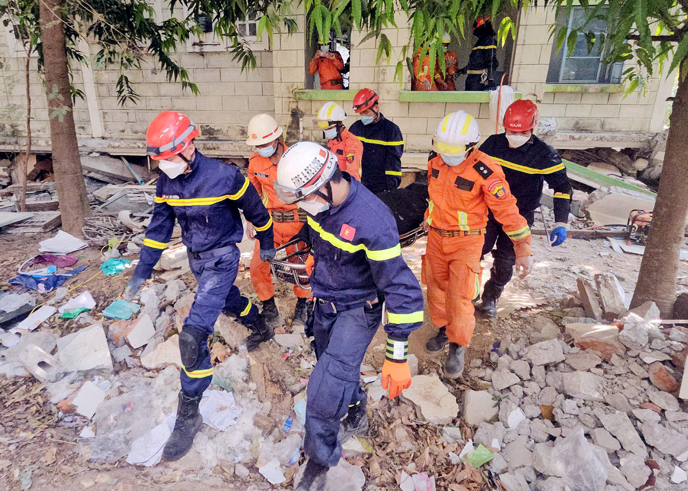 Thi thể nạn nhân được đoàn cứu hộ đưa ra ngoài. Ảnh: Lê Hoàng
