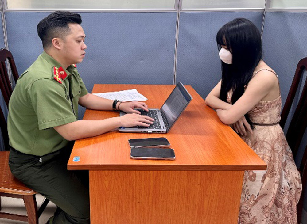 Cơ quan công an làm việc với chủ tài khoản Facebook có hành vi vi phạm. Ảnh: CAHN