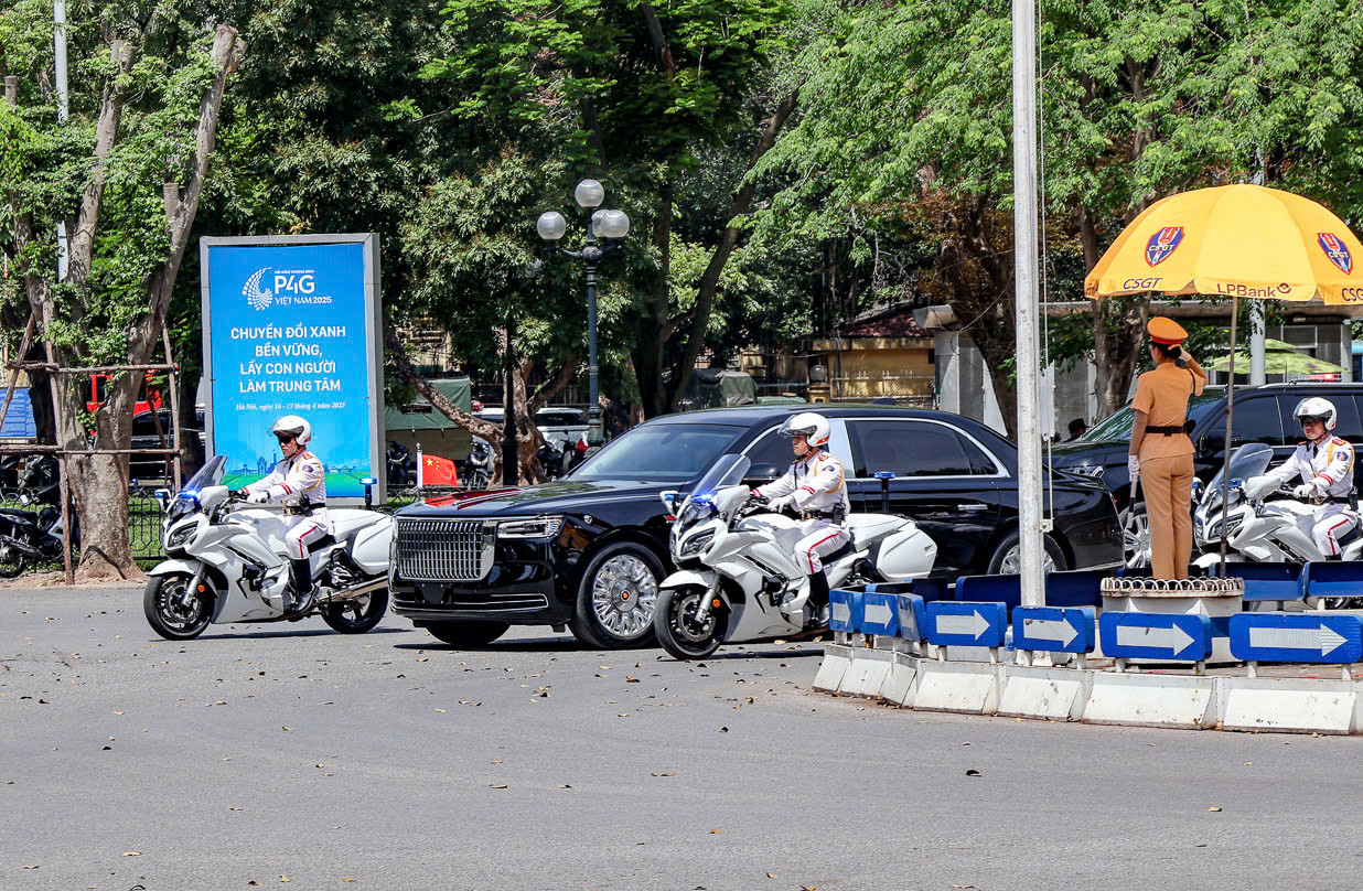 Đoàn xe di chuyển trên tuyến phố Thủ đô. Đoàn xe di chuyển trên tuyến phố Thủ đô.