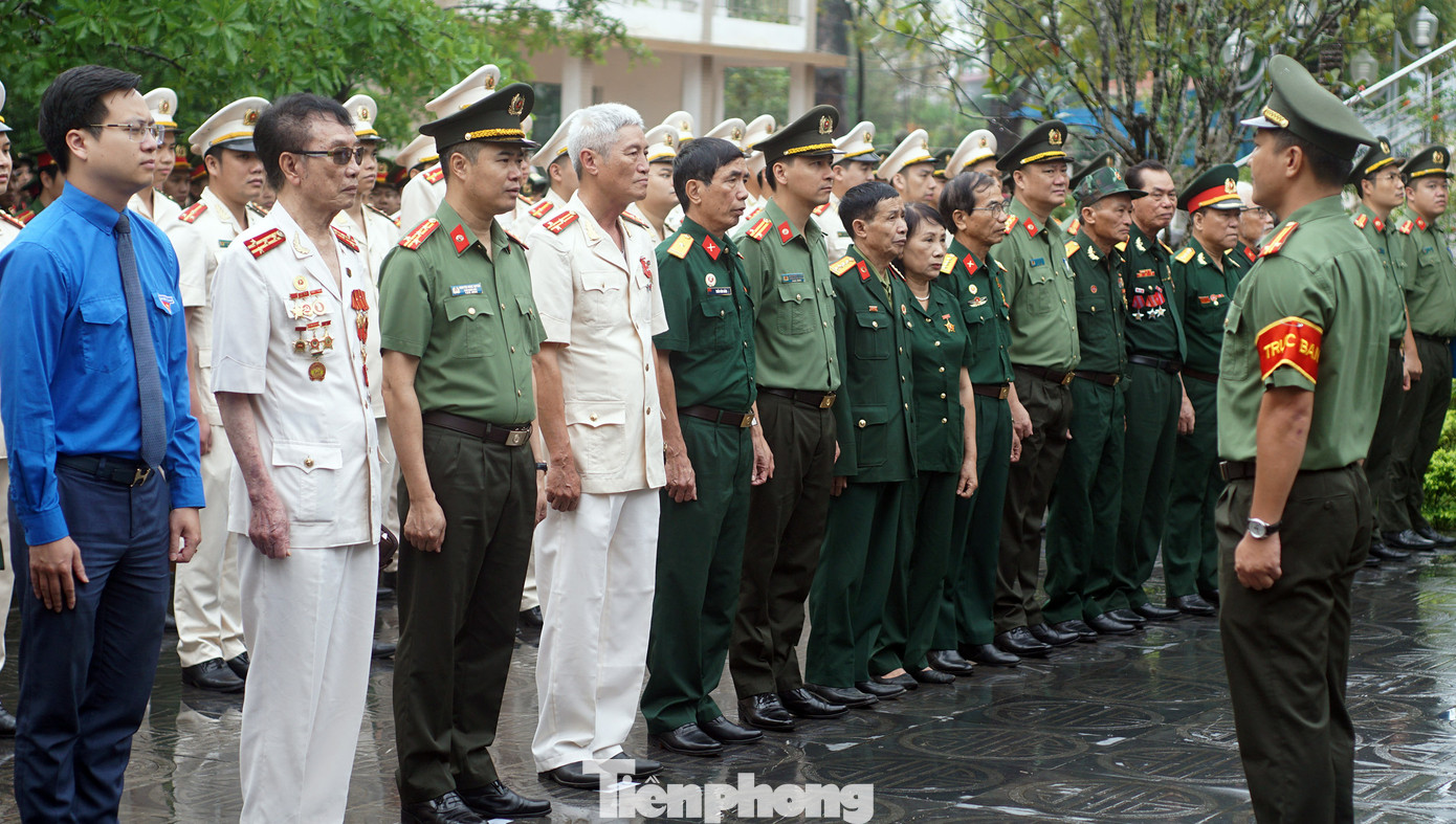 Đại tá Nguyễn Ngọc Quyền - Phó Giám đốc Công an TP Hà Nội dự, chủ trì buổi lễ. Cùng dự có Trung tá Bạch Quốc Tuyên - Phó Trưởng Ban thanh niên Công an nhân dân; anh Trần Quang Hưng - Phó Bí thư Thành Đoàn Hà Nội.
