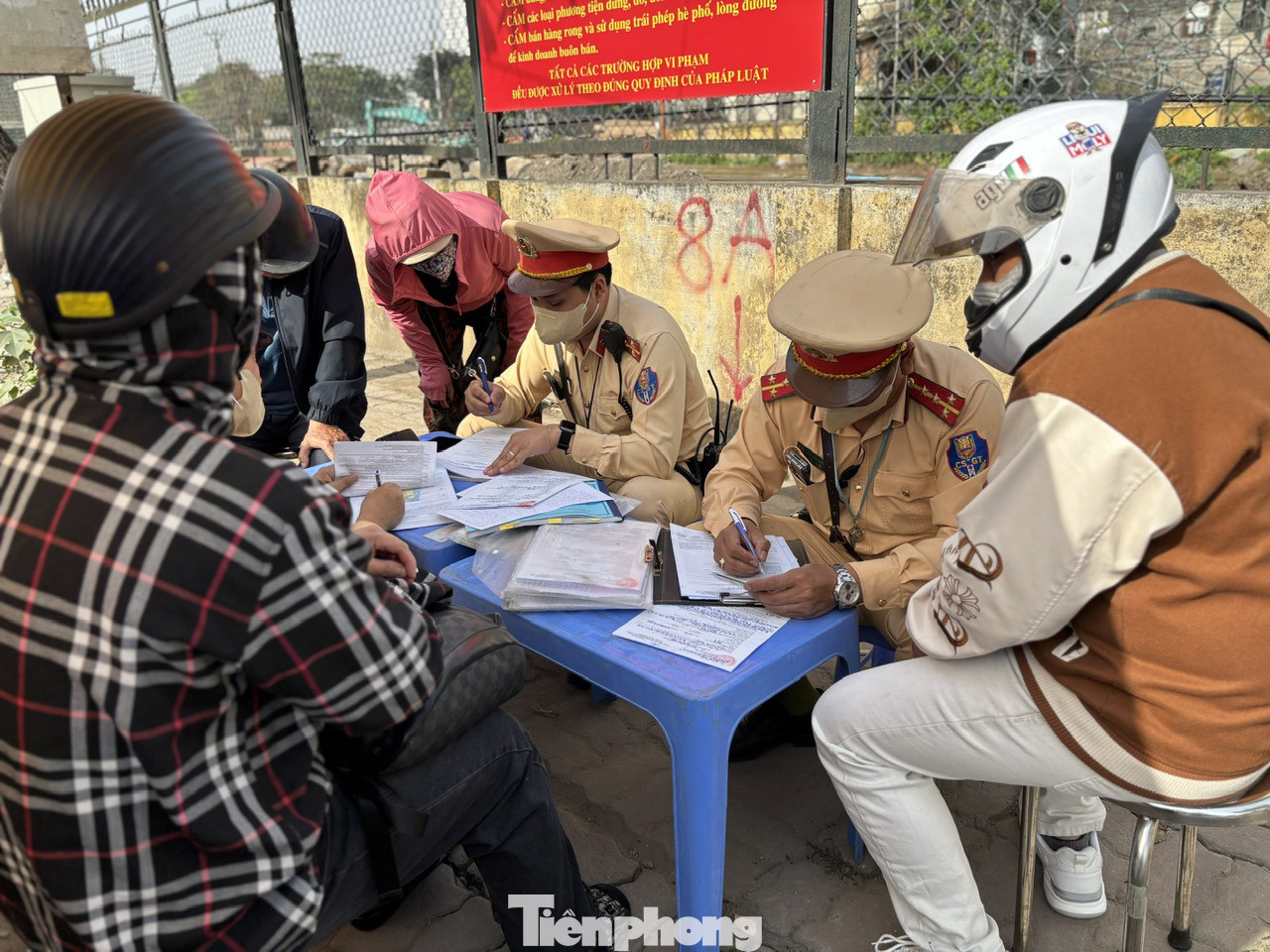 Tương tự, tại đường Giải Phóng (Hoàng Mai, Hà Nội), gần bến xe Giáp Bát, Đội CSGT số 14 đã xử lý 20 trường hợp điều khiển xe máy đi ngược chiều để rút ngắn quãng đường hoặc tránh ùn tắc. Tương tự, tại đường Giải Phóng (Hoàng Mai, Hà Nội), gần bến xe Giáp Bát, Đội CSGT số 14 đã xử lý 20 trường hợp điều khiển xe máy đi ngược chiều để rút ngắn quãng đường hoặc tránh ùn tắc.