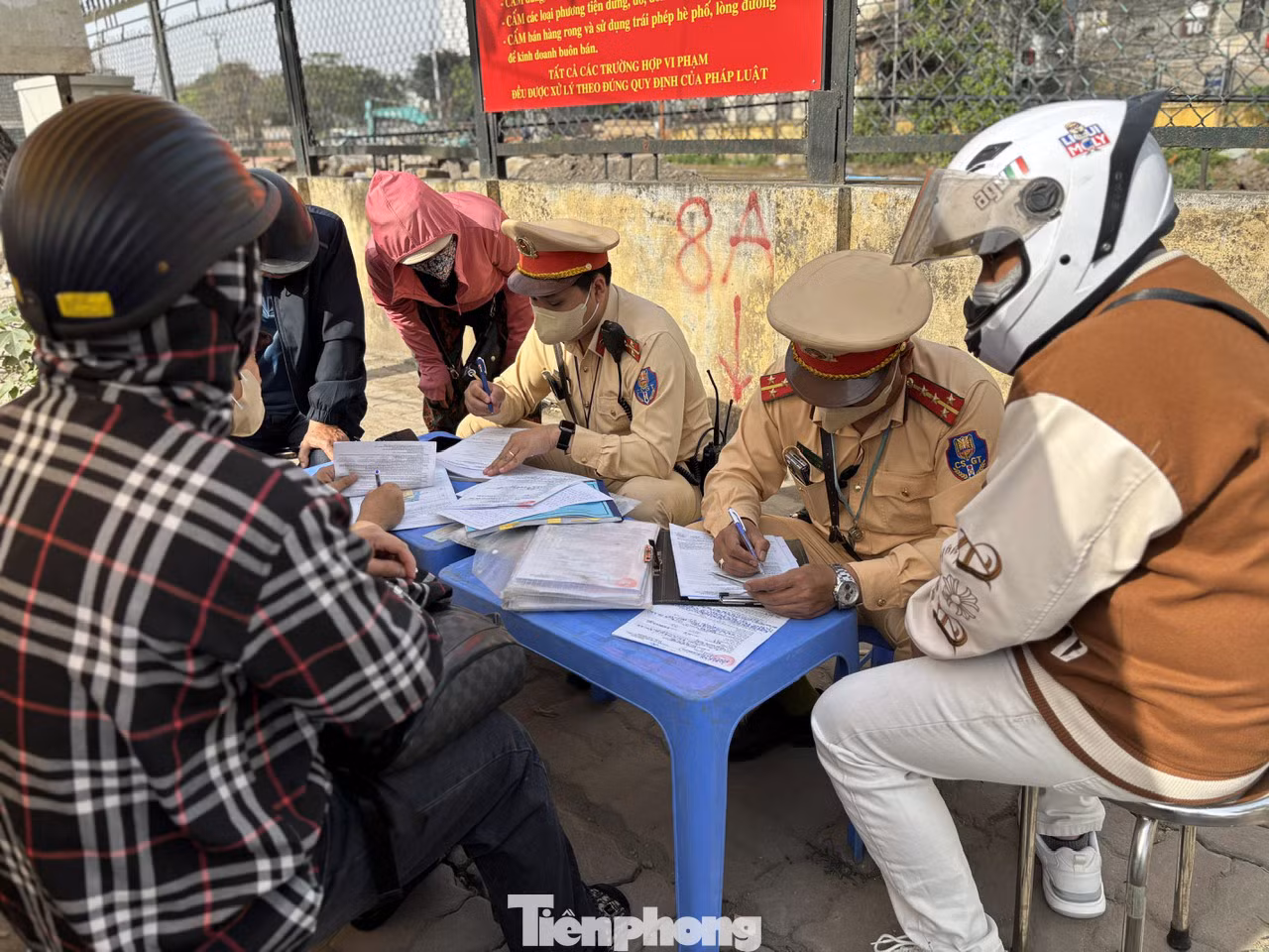 Tương tự, tại đường Giải Phóng (Hoàng Mai, Hà Nội), gần bến xe Giáp Bát, Đội CSGT số 14 đã xử lý 20 trường hợp điều khiển xe máy đi ngược chiều để rút ngắn quãng đường hoặc tránh ùn tắc.