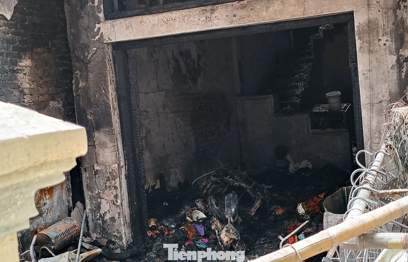 Đồ đạc bên trong tầng 1 ngôi nhà bị thiêu rụi. Đây cũng là nơi chủ nhà để vàng mã bán. Ảnh: Thanh Hà