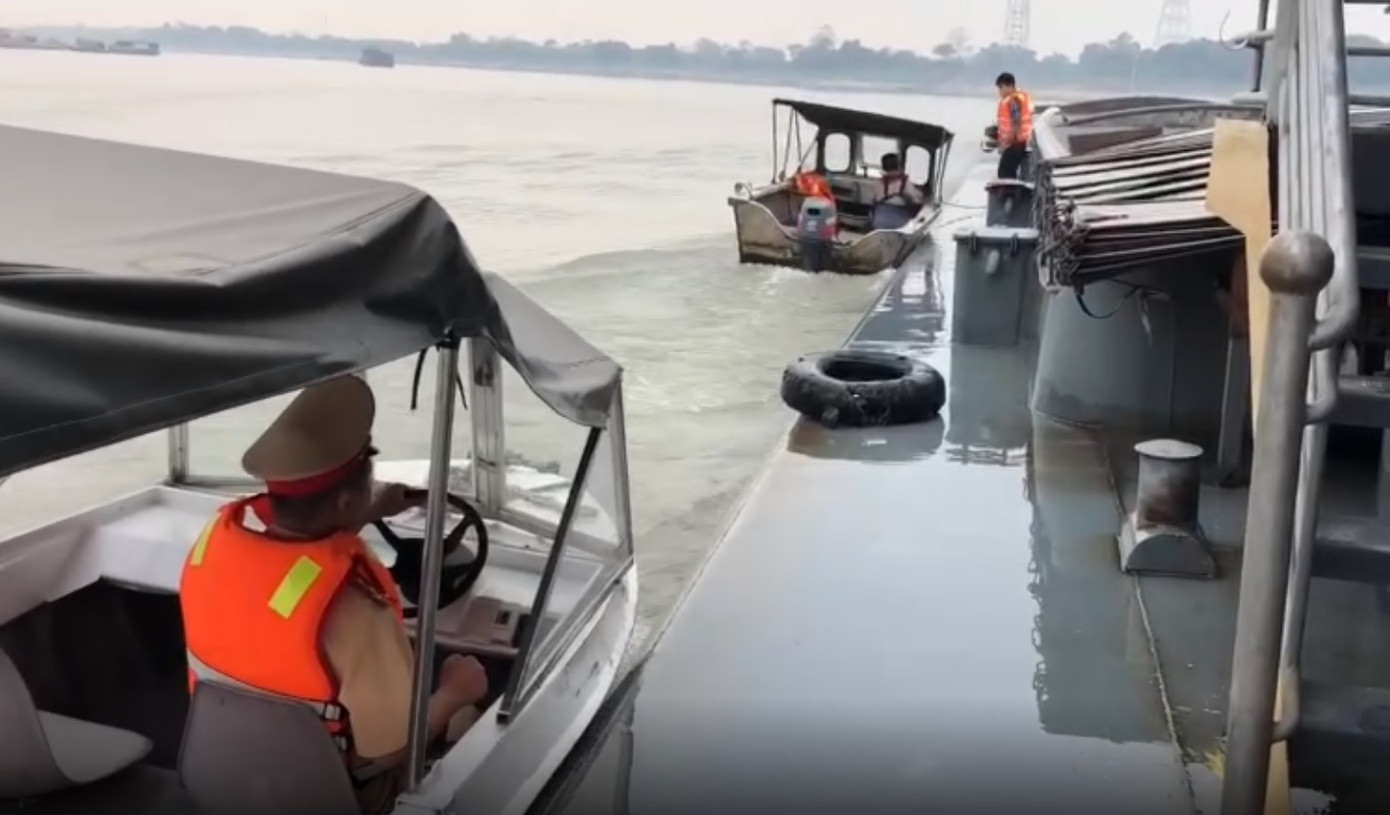 Các phương tiện chở theo số lượng lớn cát bị CSGT kiểm tra.