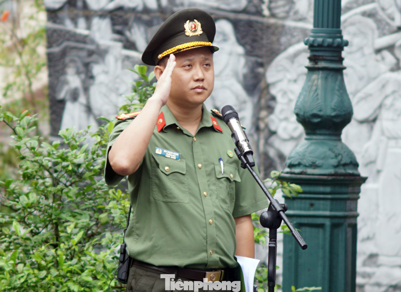 Trung tá Bùi Mạnh Hùng - Trưởng Ban Thanh niên Công an TP Hà Nội đọc bài báo công tại buổi lễ. Chương trình là lời cam kết mạnh mẽ của tuổi trẻ Công an Thủ đô "Nguyện mãi mãi khắc ghi công ơn thế hệ đi trước, tiếp bước truyền thống, ra sức học tập, rèn luyện, góp phần xây dựng Thủ đô bình yên, đất nước phồn vinh".