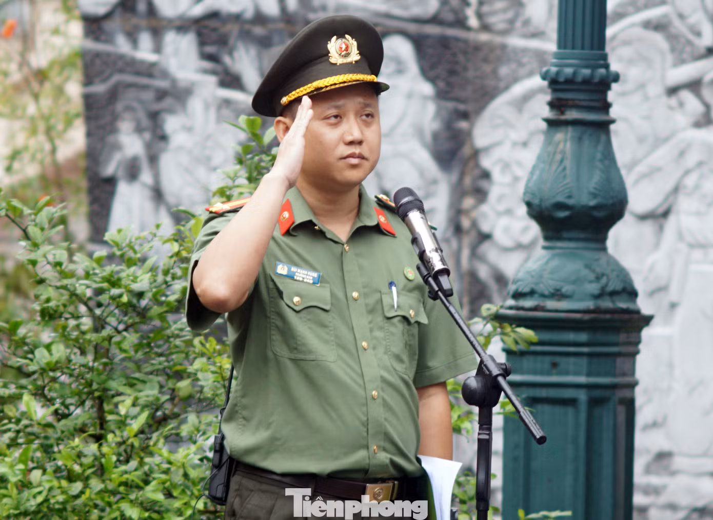 Trung tá Bùi Mạnh Hùng - Trưởng Ban Thanh niên Công an TP Hà Nội đọc bài báo công tại buổi lễ. Chương trình là lời cam kết mạnh mẽ của tuổi trẻ Công an Thủ đô "Nguyện mãi mãi khắc ghi công ơn thế hệ đi trước, tiếp bước truyền thống, ra sức học tập, rèn luyện, góp phần xây dựng Thủ đô bình yên, đất nước phồn vinh".