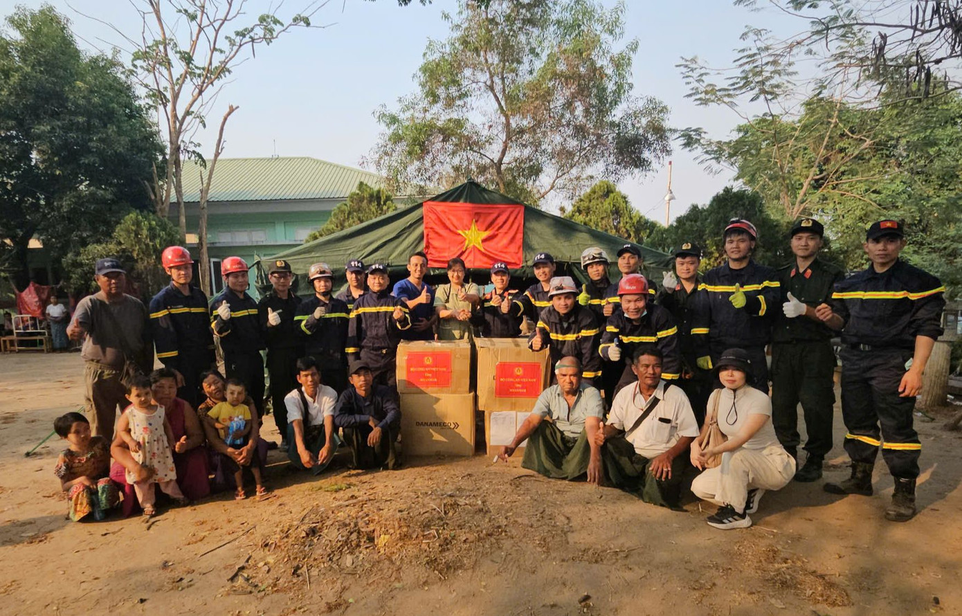 Hoạt động của đoàn cứu nạn tại Myanmar. Ảnh: Lê Hoàng