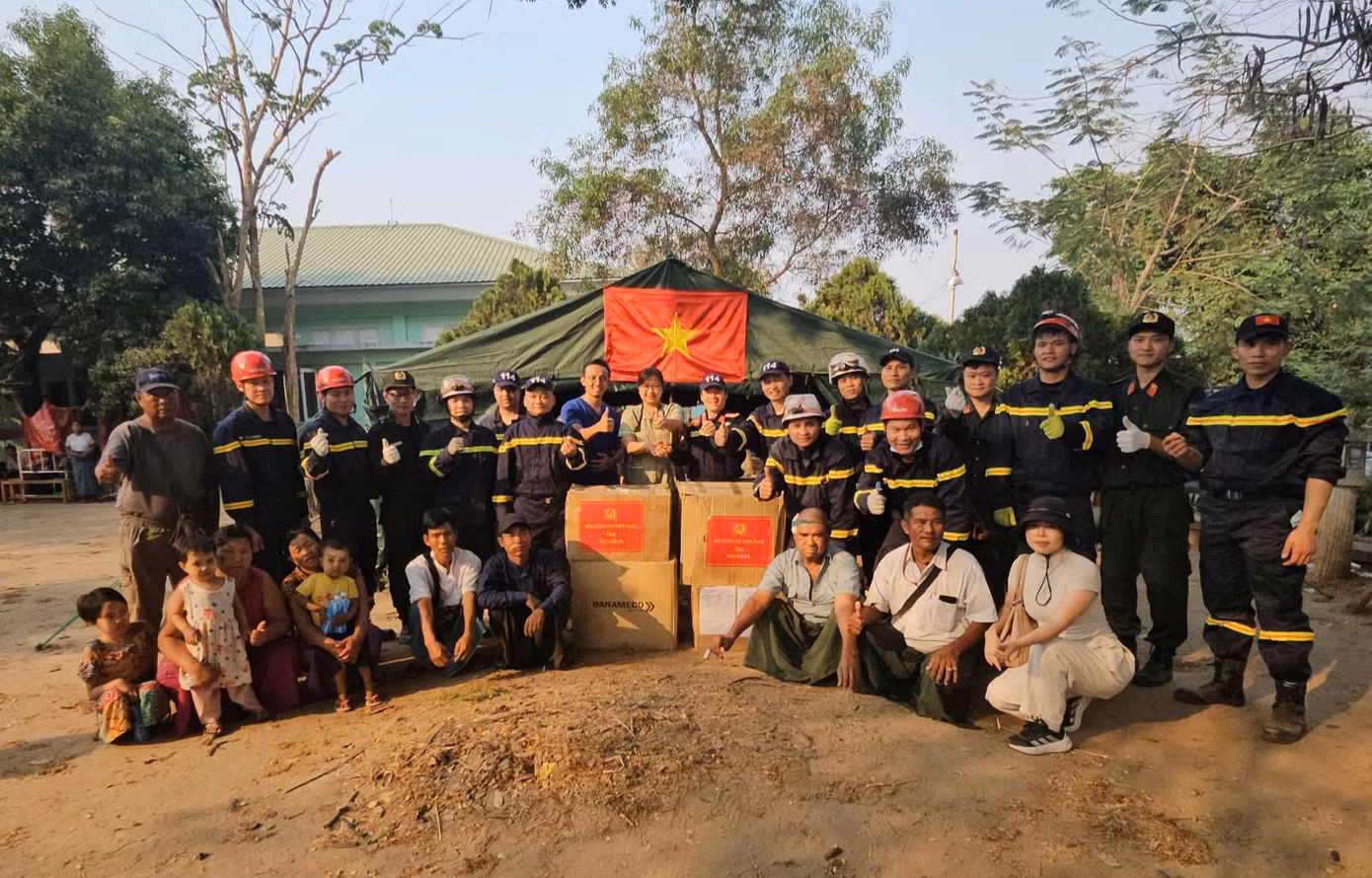 Hoạt động của đoàn cứu nạn tại Myanmar. Ảnh: Lê Hoàng