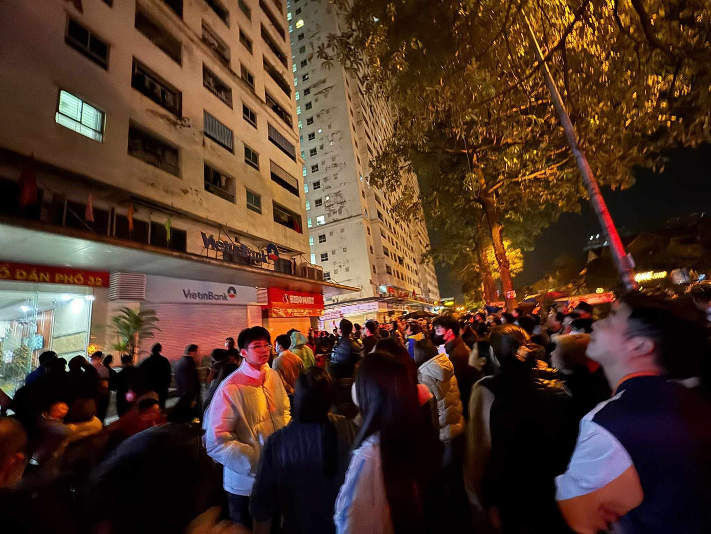 Hàng trăm người dân tháo chạy xuống dưới lúc nửa đêm. Ảnh: V.N